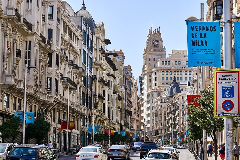 Улица с красивыми зданиями в Испании